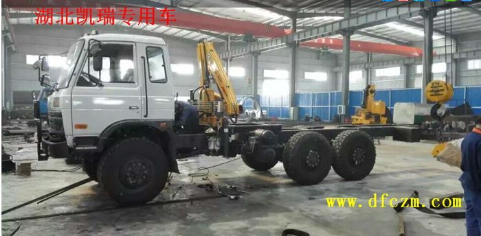 東風(fēng)越野車隨車吊-六驅(qū)隨車吊