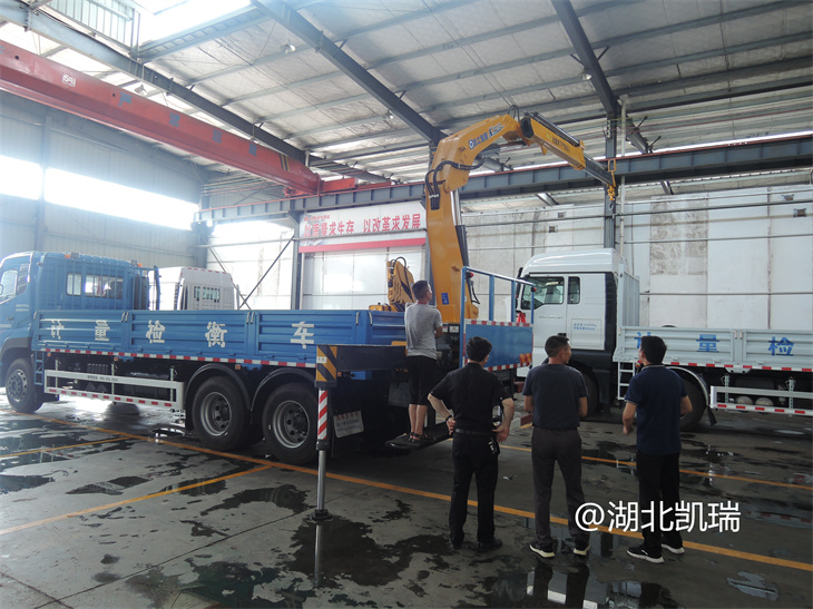 觀摩檢衡車的實(shí)際操作