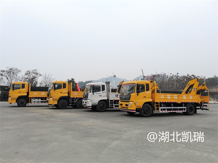 四臺(tái)“東風(fēng)系列”計(jì)量檢衡車列裝發(fā)運(yùn)（左）