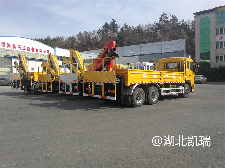 四臺(tái)“東風(fēng)系列”計(jì)量檢衡車列裝發(fā)運(yùn)（右后）