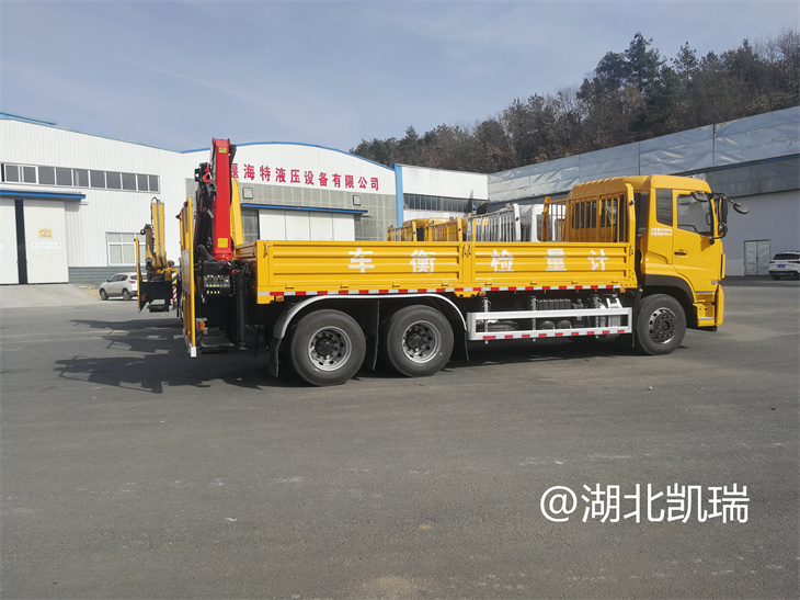 四臺(tái)“東風(fēng)系列”計(jì)量檢衡車列裝發(fā)運(yùn)（右）