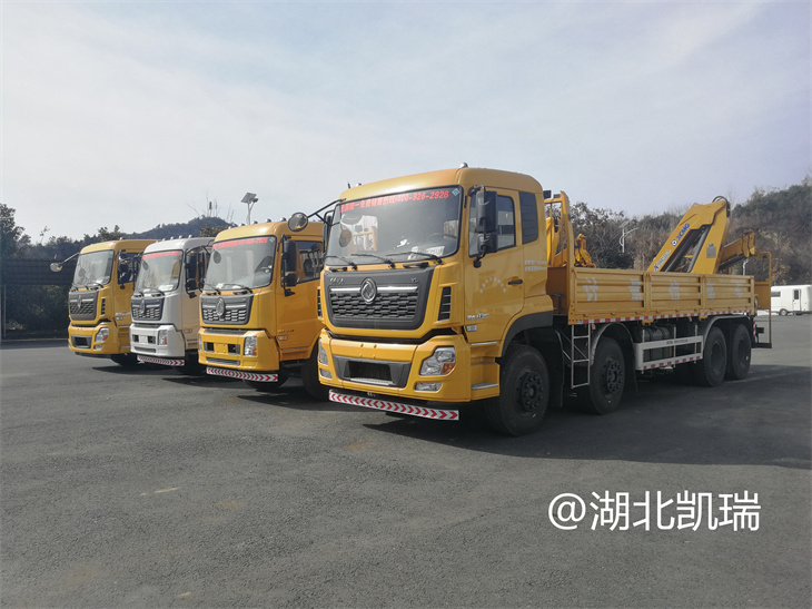 四臺(tái)“東風(fēng)系列”計(jì)量檢衡車列裝發(fā)運(yùn)（左前）